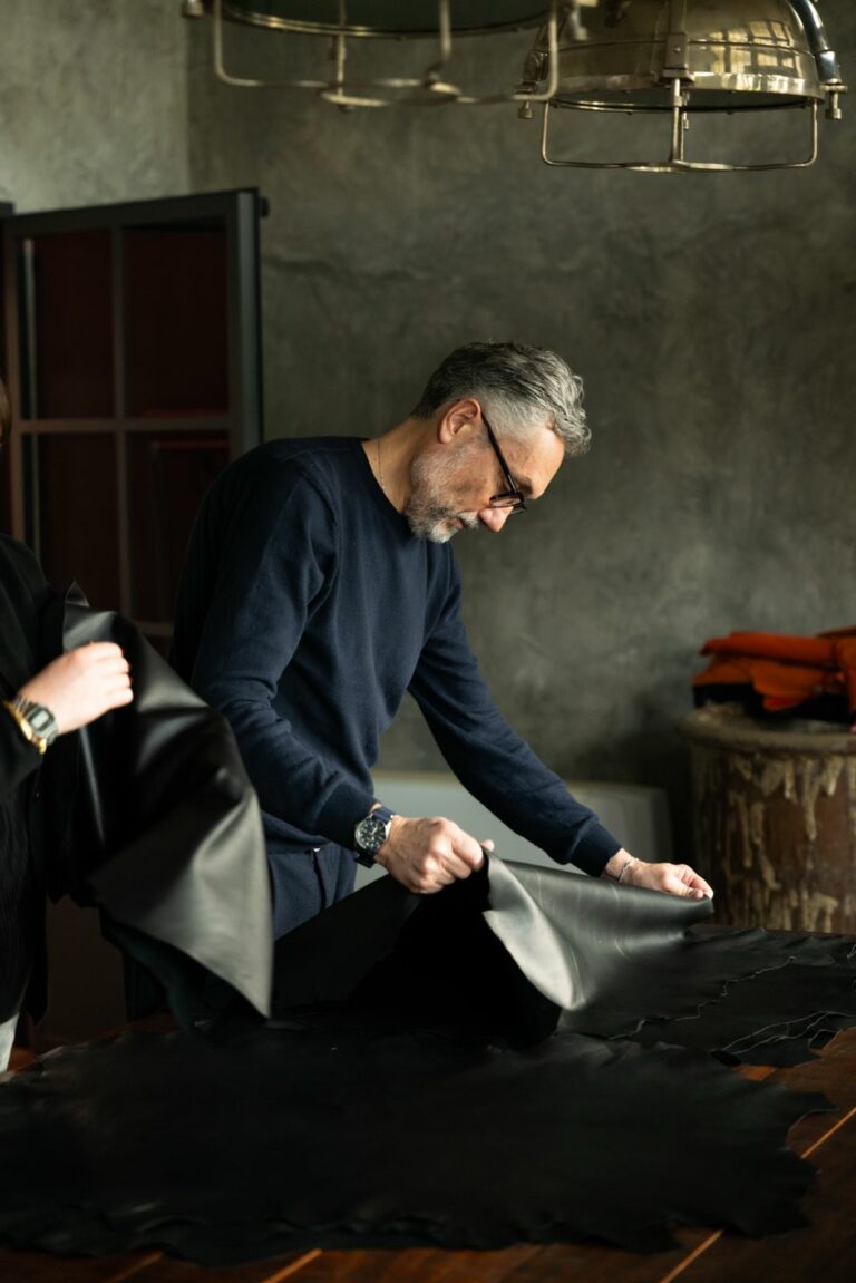 Pellemoda artisans crafting leather goods with precision